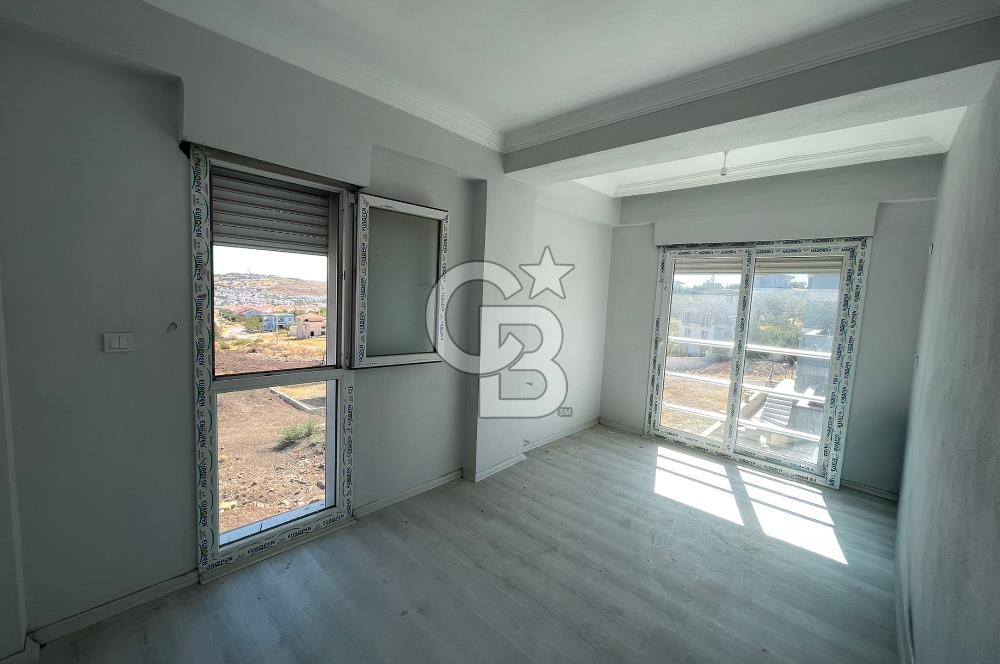 ÇANDARLI MERKEZDE DENİZE YAKIN GENİŞ BAHÇELİ SIFIR VİLLA