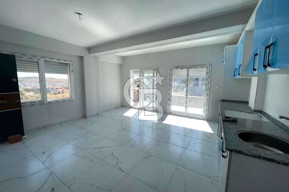 ÇANDARLI MERKEZDE DENİZE YAKIN GENİŞ BAHÇELİ SIFIR VİLLA