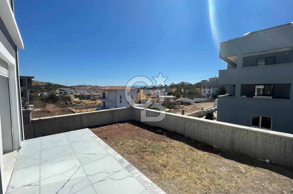 ÇANDARLI MERKEZDE DENİZE YAKIN GENİŞ BAHÇELİ SIFIR VİLLA