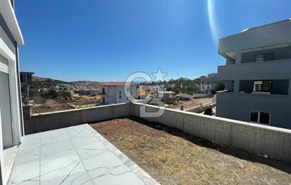 ÇANDARLI MERKEZDE DENİZE YAKIN GENİŞ BAHÇELİ SIFIR VİLLA