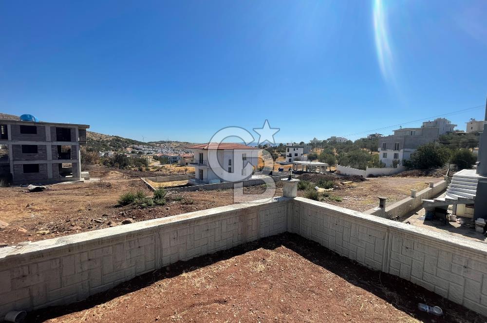 ÇANDARLI MERKEZDE DENİZE YAKIN GENİŞ BAHÇELİ SIFIR VİLLA