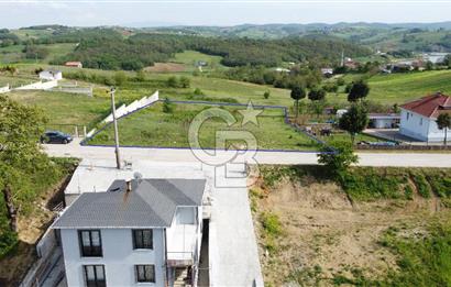 DERİNCE/TAHTALI GÖLLÜ'de ASFALT CEPHE PANORAMİK MANZARALI ARSA