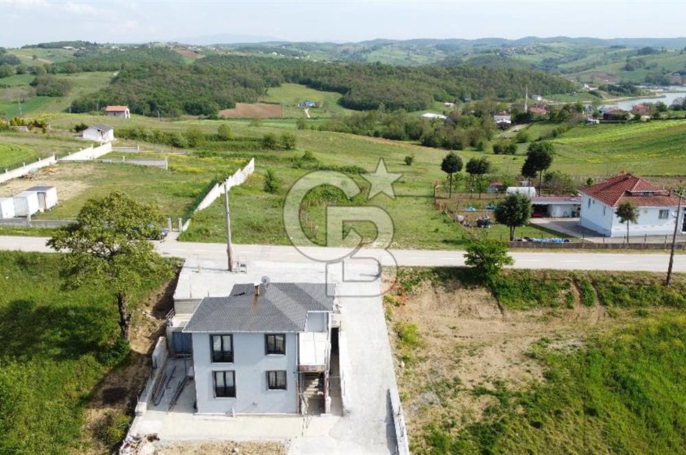 DERİNCE/TAHTALI GÖLLÜ'de ASFALT CEPHE PANORAMİK MANZARALI ARSA