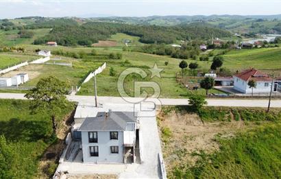 DERİNCE/TAHTALI GÖLLÜ'de ASFALT CEPHE PANORAMİK MANZARALI ARSA