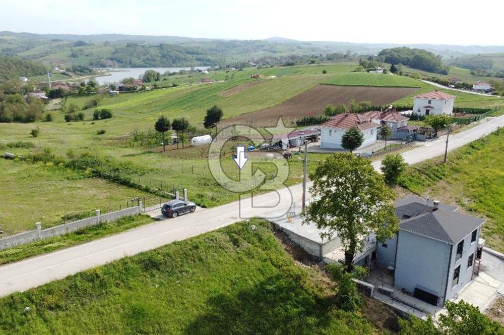 DERİNCE/TAHTALI GÖLLÜ'de ASFALT CEPHE PANORAMİK MANZARALI ARSA