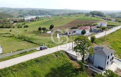 DERİNCE/TAHTALI GÖLLÜ'de ASFALT CEPHE PANORAMİK MANZARALI ARSA