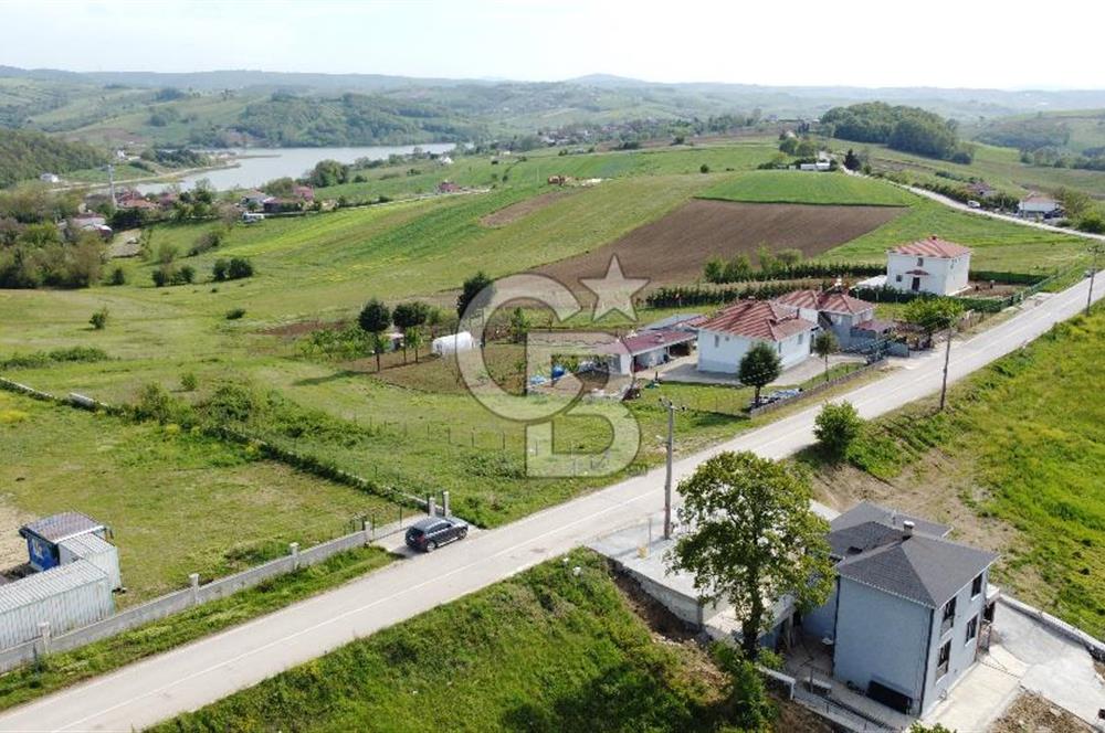 DERİNCE/TAHTALI GÖLLÜ'de ASFALT CEPHE PANORAMİK MANZARALI ARSA
