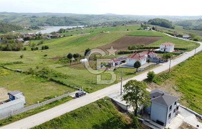 DERİNCE/TAHTALI GÖLLÜ'de ASFALT CEPHE PANORAMİK MANZARALI ARSA