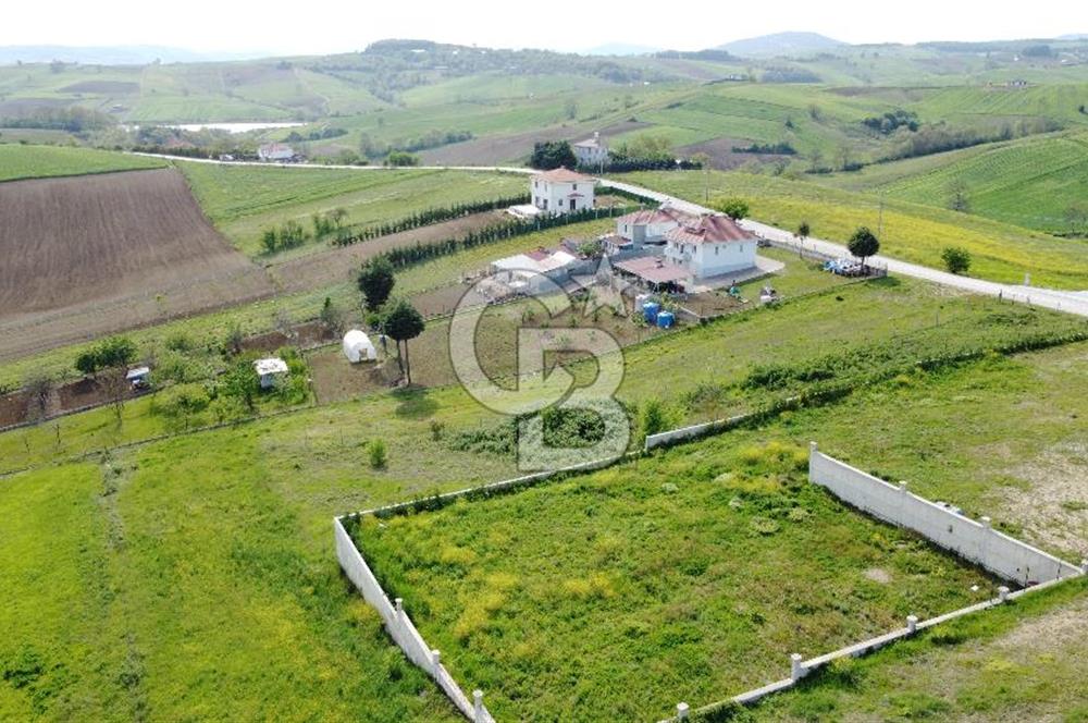 DERİNCE/TAHTALI GÖLLÜ'de ASFALT CEPHE PANORAMİK MANZARALI ARSA