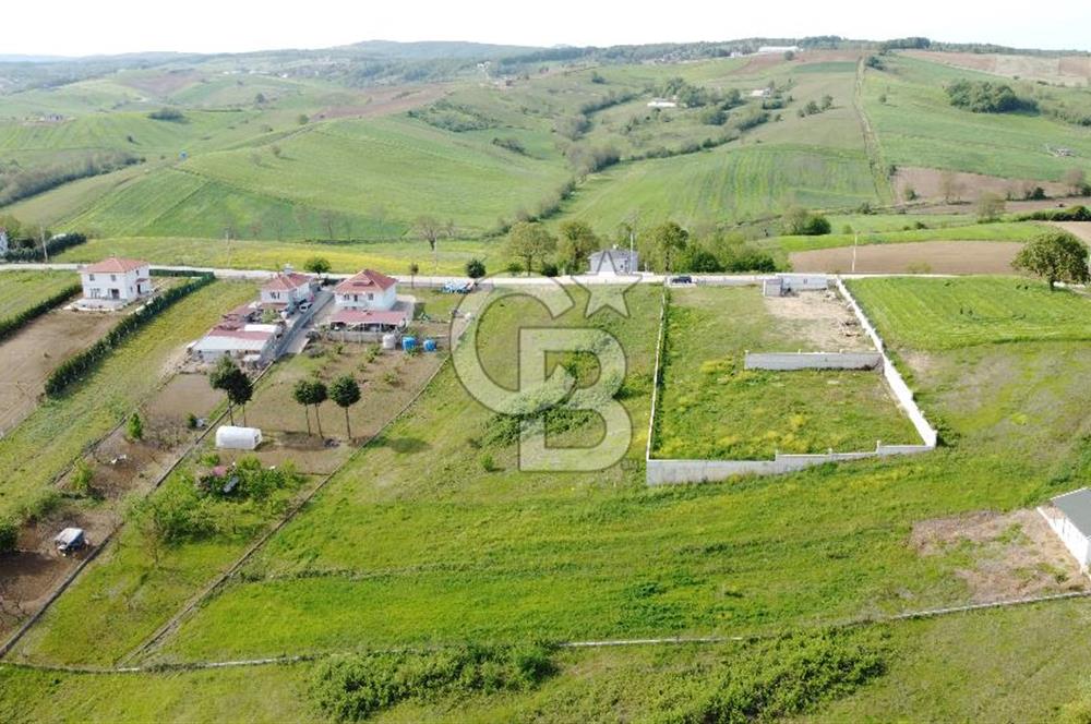 DERİNCE/TAHTALI GÖLLÜ'de ASFALT CEPHE PANORAMİK MANZARALI ARSA