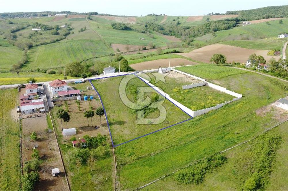 DERİNCE/TAHTALI GÖLLÜ'de ASFALT CEPHE PANORAMİK MANZARALI ARSA