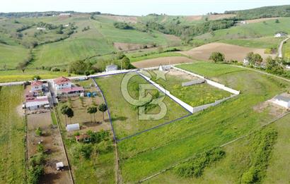 DERİNCE/TAHTALI GÖLLÜ'de ASFALT CEPHE PANORAMİK MANZARALI ARSA