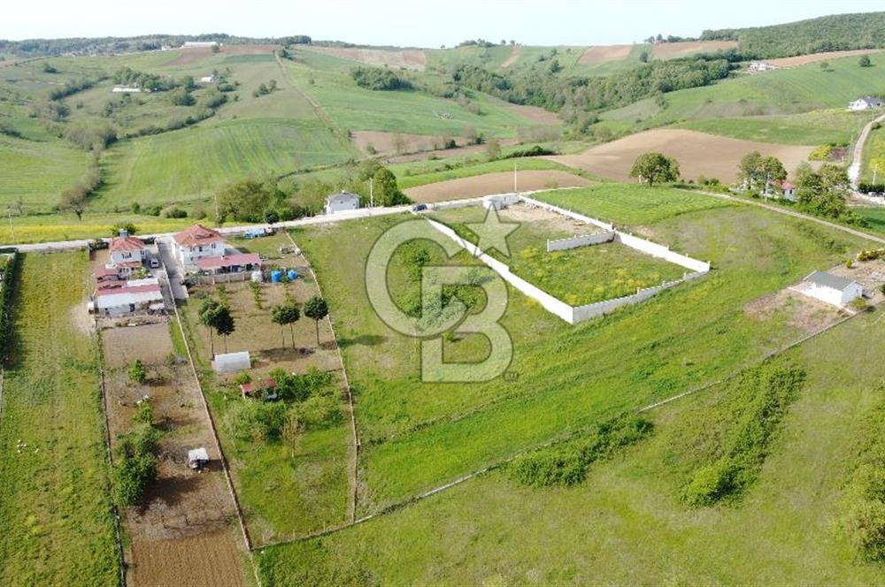 DERİNCE/TAHTALI GÖLLÜ'de ASFALT CEPHE PANORAMİK MANZARALI ARSA