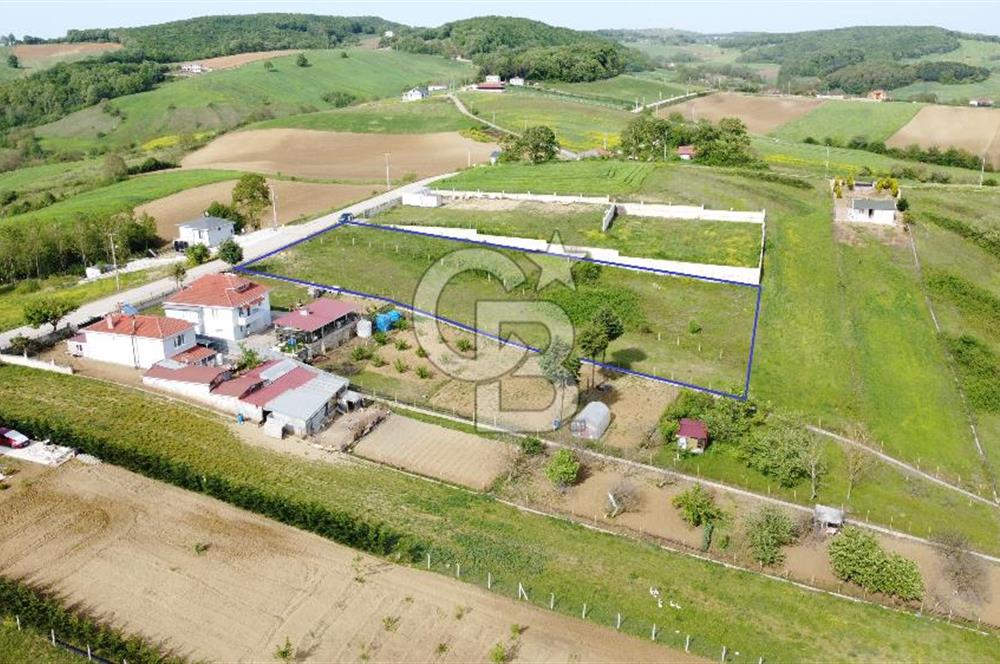 DERİNCE/TAHTALI GÖLLÜ'de ASFALT CEPHE PANORAMİK MANZARALI ARSA