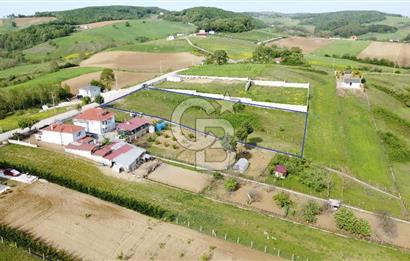 DERİNCE/TAHTALI GÖLLÜ'de ASFALT CEPHE PANORAMİK MANZARALI ARSA