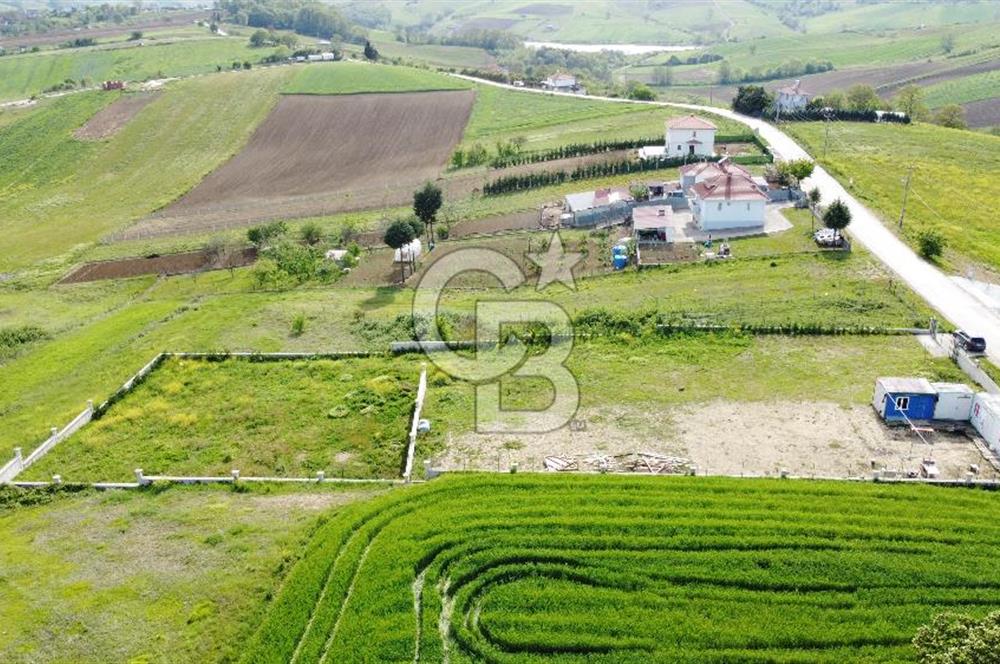 DERİNCE/TAHTALI GÖLLÜ'de ASFALT CEPHE PANORAMİK MANZARALI ARSA