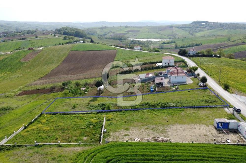 DERİNCE/TAHTALI GÖLLÜ'de ASFALT CEPHE PANORAMİK MANZARALI ARSA