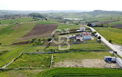 DERİNCE/TAHTALI GÖLLÜ'de ASFALT CEPHE PANORAMİK MANZARALI ARSA