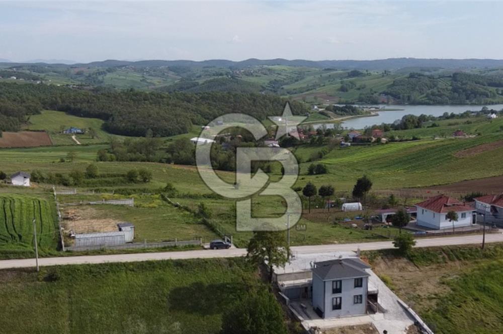 DERİNCE/TAHTALI GÖLLÜ'de ASFALT CEPHE PANORAMİK MANZARALI ARSA