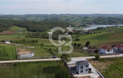 DERİNCE/TAHTALI GÖLLÜ'de ASFALT CEPHE PANORAMİK MANZARALI ARSA