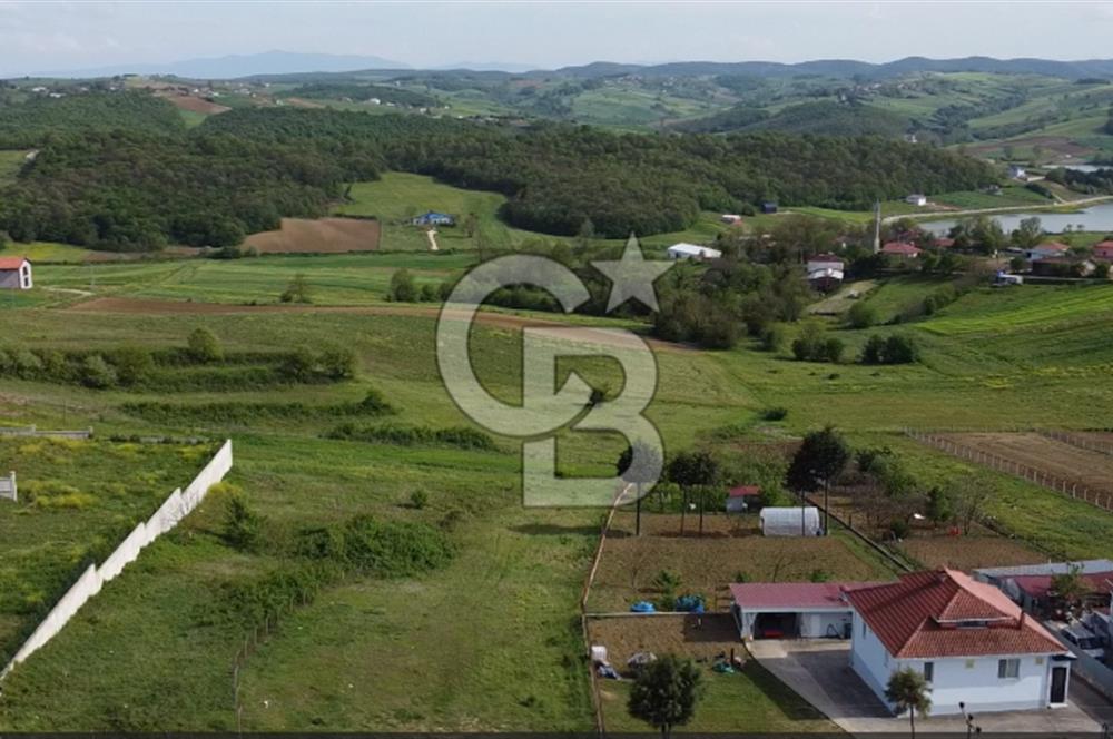 DERİNCE/TAHTALI GÖLLÜ'de ASFALT CEPHE PANORAMİK MANZARALI ARSA