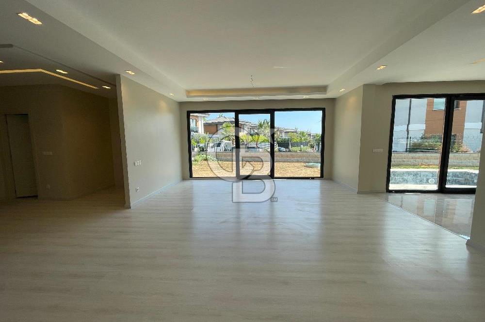 Silivri Kavaklı Satılık 4+1 Villa Müstakil Havuzlu