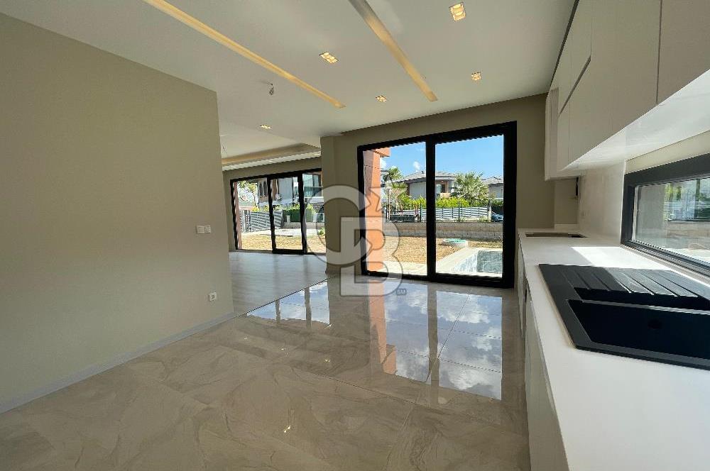 Silivri Kavaklı Satılık 4+1 Villa Müstakil Havuzlu