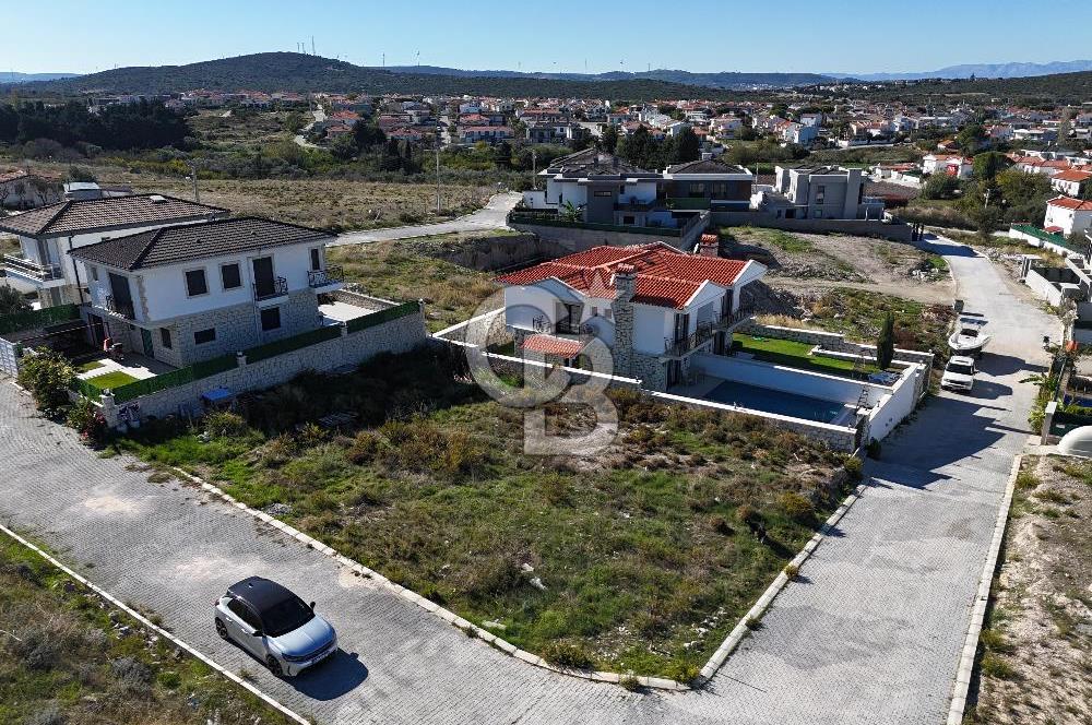 ÇEŞMEDE KÖŞE KONUMLU EMSALSİZ ARSA