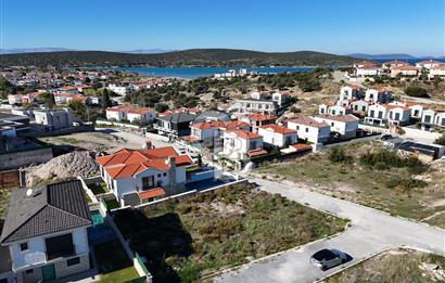 ÇEŞMEDE KÖŞE KONUMLU EMSALSİZ ARSA