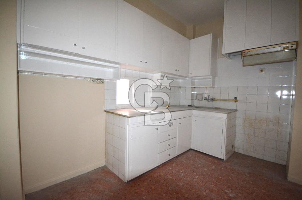Karşıyaka Kilise Sokağında Satılık 125m2 3+1 Daire