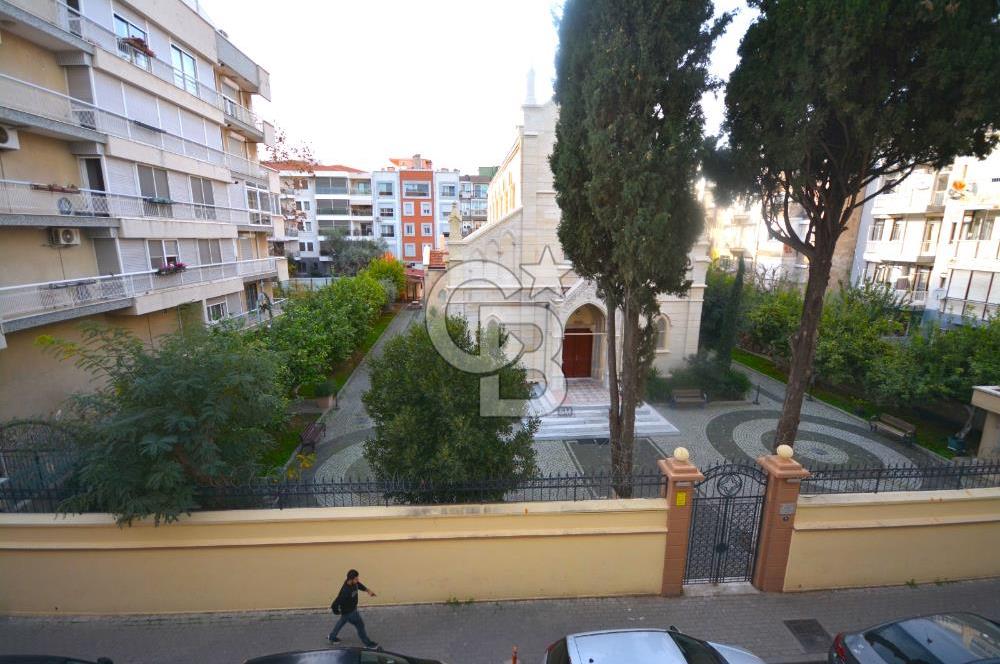 Karşıyaka Kilise Sokağında Satılık 125m2 3+1 Daire