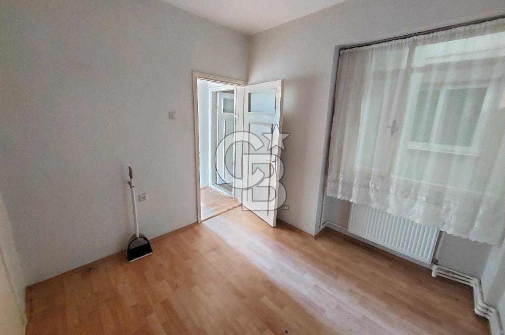 Bornova Merkezde Satılık Kombili Arakat 3+1 Daire