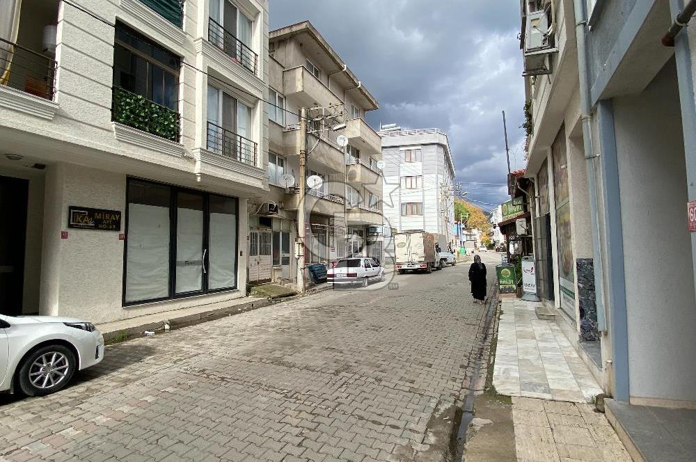 ZEYTİNLİ'NİN EN İŞLEK YOLU ÜZERİNDE YENİ BİNADA 131 M2 DÜKKAN