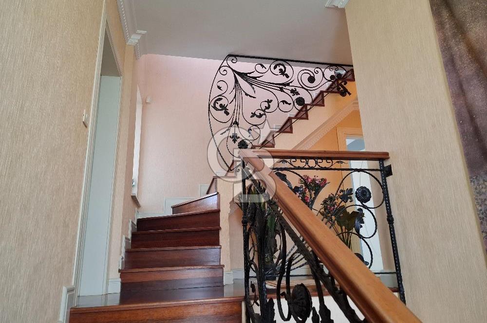 BÜYÜKÇEKMECE TEPEKENT'TE SATILIK 7+2 MÜSTAKİL HAVUZLU VİLLA