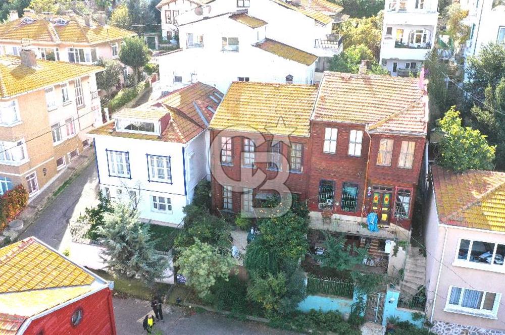 heybeliada'da deniz manzaralı 2 katlı müstakil ev.