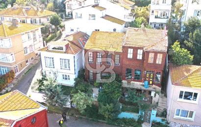 heybeliada'da deniz manzaralı 2 katlı müstakil ev.