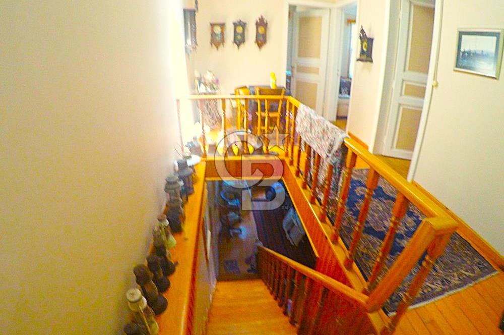 heybeliada'da deniz manzaralı 2 katlı müstakil ev.