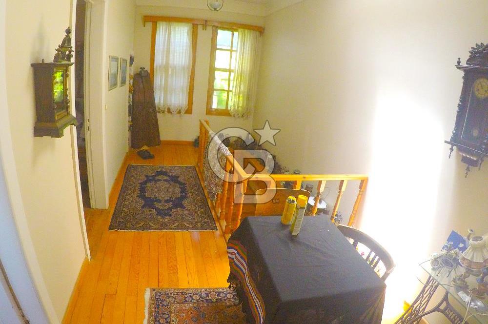 heybeliada'da deniz manzaralı 2 katlı müstakil ev.