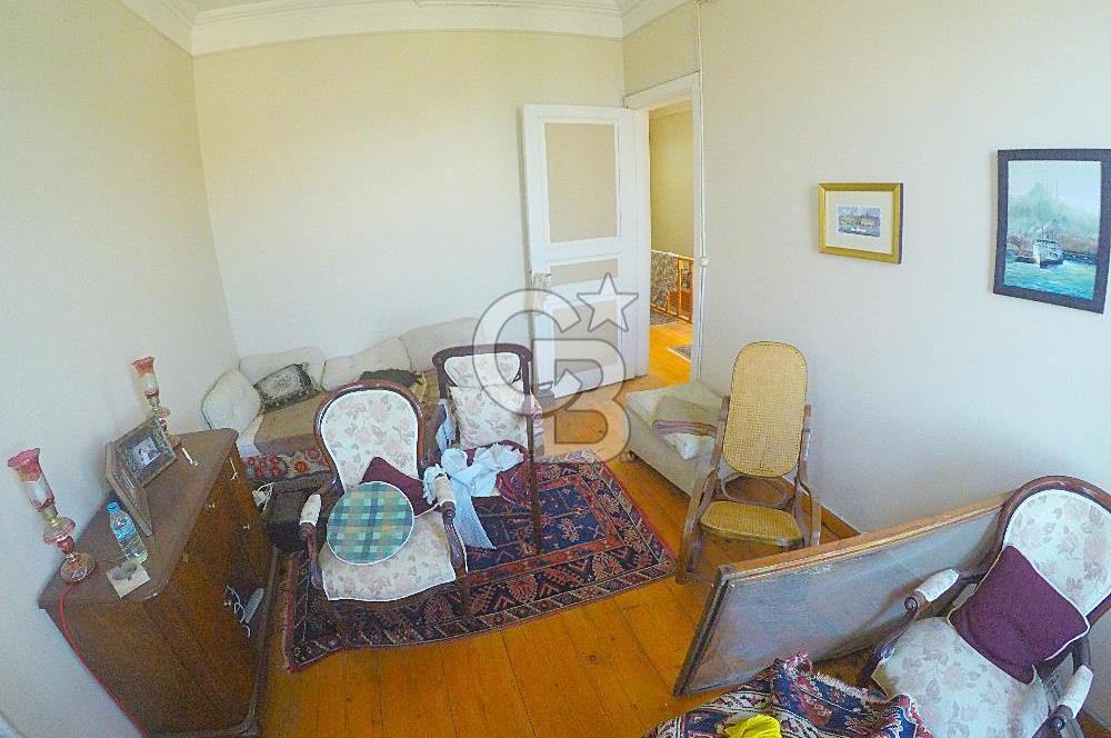 heybeliada'da deniz manzaralı 2 katlı müstakil ev.