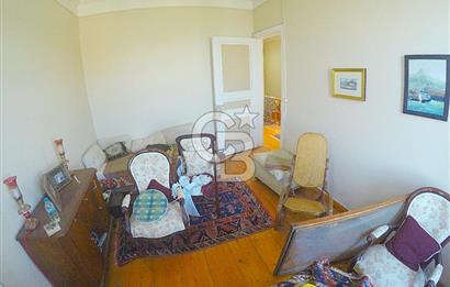 heybeliada'da deniz manzaralı 2 katlı müstakil ev.