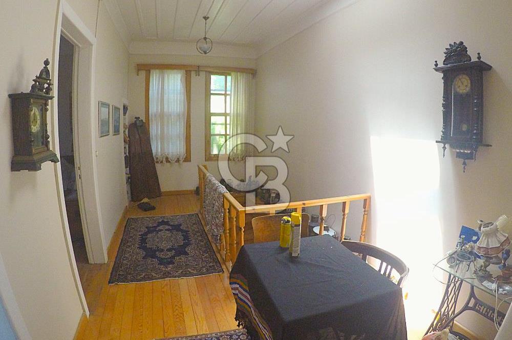 heybeliada'da deniz manzaralı 2 katlı müstakil ev.