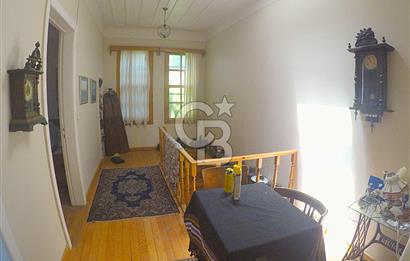 heybeliada'da deniz manzaralı 2 katlı müstakil ev.