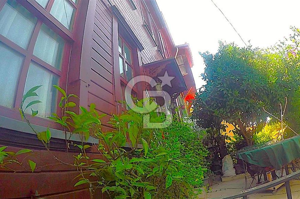 heybeliada'da deniz manzaralı 2 katlı müstakil ev.