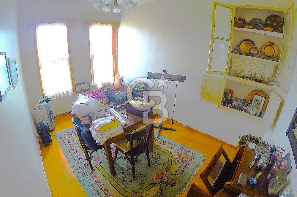 heybeliada'da deniz manzaralı 2 katlı müstakil ev.