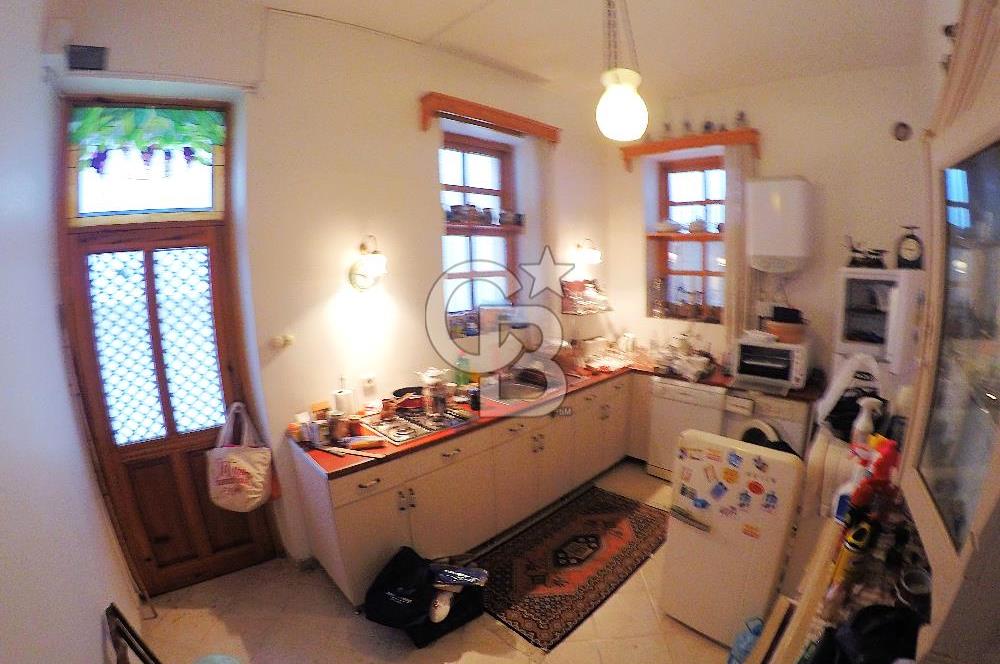 heybeliada'da deniz manzaralı 2 katlı müstakil ev.