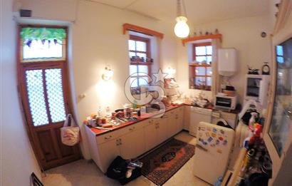 heybeliada'da deniz manzaralı 2 katlı müstakil ev.