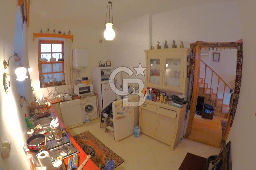 heybeliada'da deniz manzaralı 2 katlı müstakil ev.