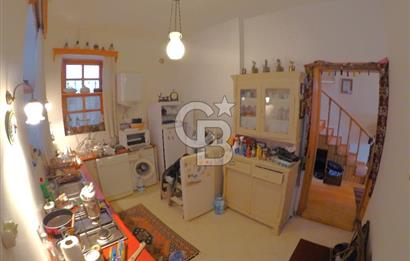 heybeliada'da deniz manzaralı 2 katlı müstakil ev.