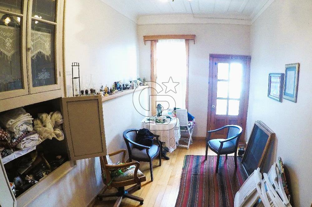 heybeliada'da deniz manzaralı 2 katlı müstakil ev.