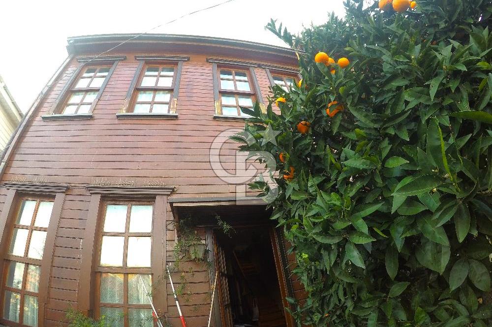 heybeliada'da deniz manzaralı 2 katlı müstakil ev.